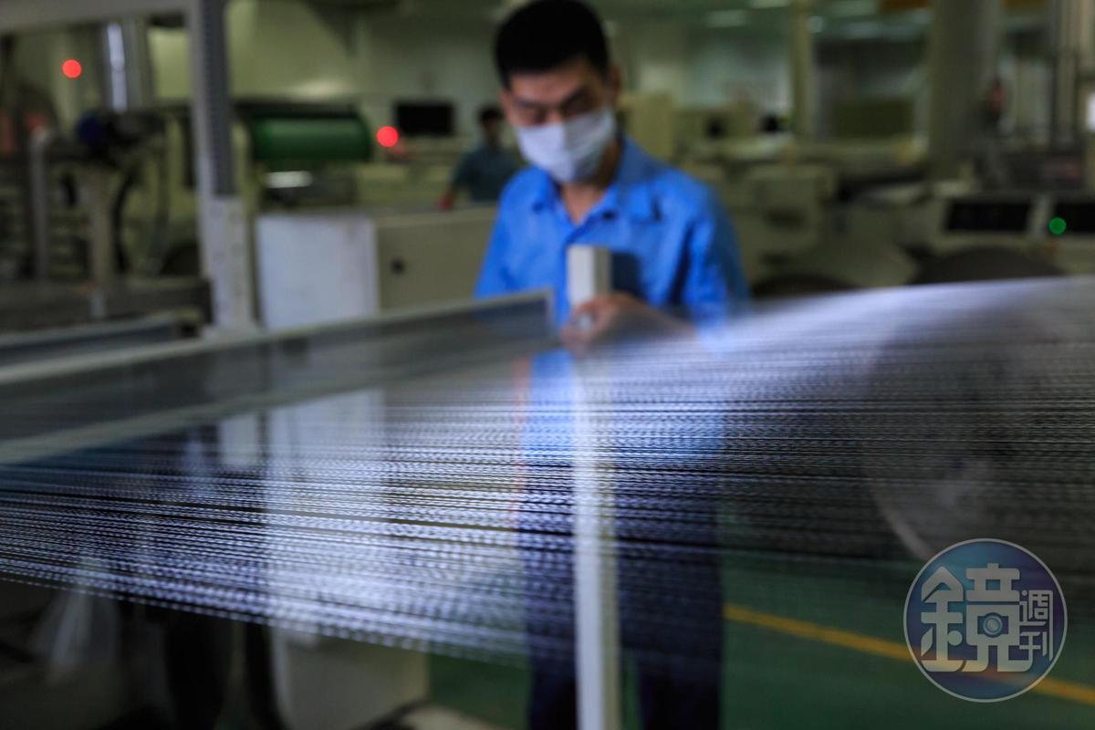 宏和生產的電子級玻璃纖維布，是製造電子產品核心銅箔基板的重要原料。圖為玻璃纖維絲線。