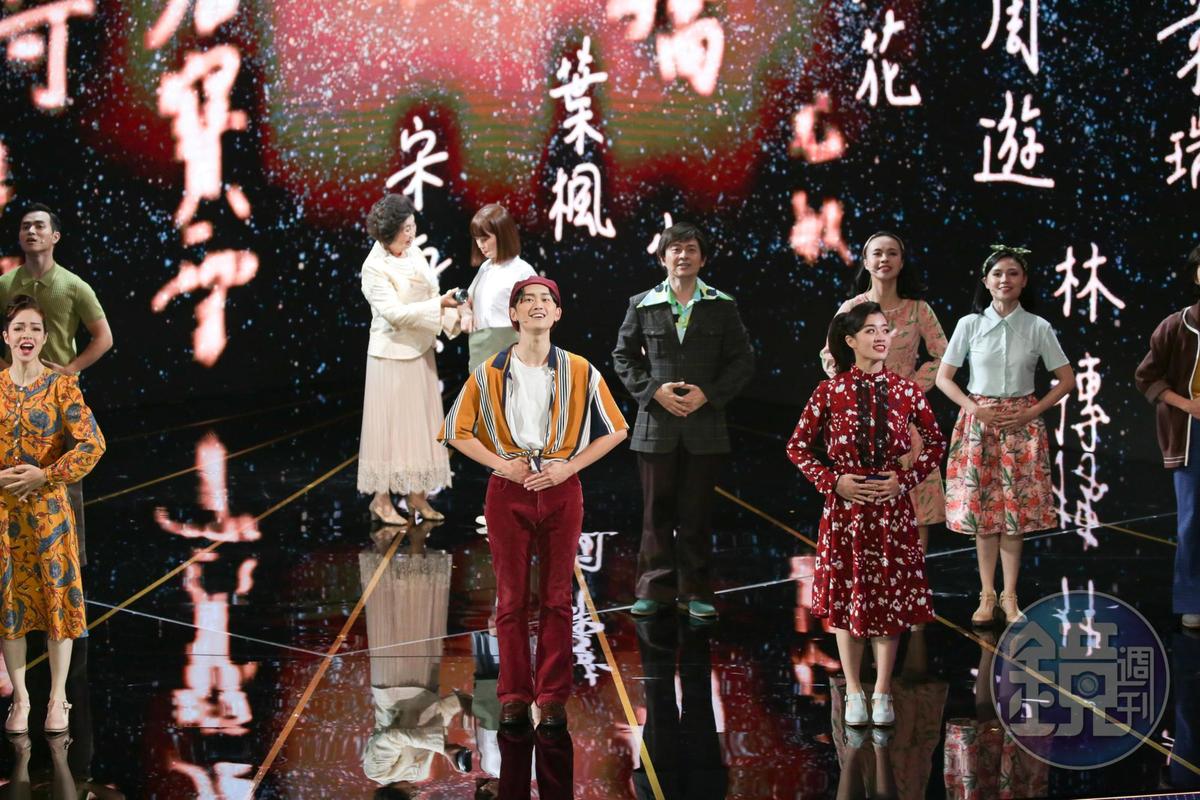 表演以濃濃台灣味開唱，歌詞不離「多元、自由」，講述各個國家都能參加金馬獎。