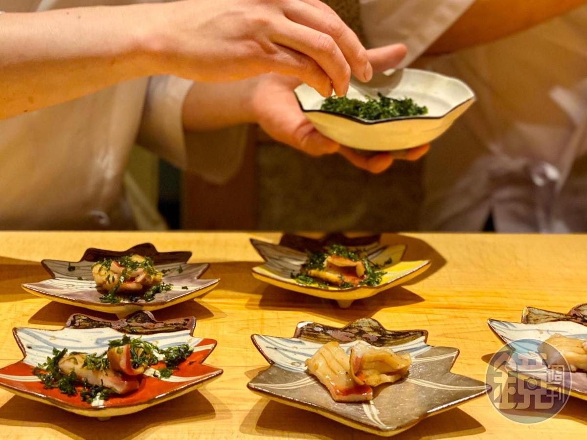 不僅僅捏製壽司，齋藤亦相當注重酒肴的呈現。
