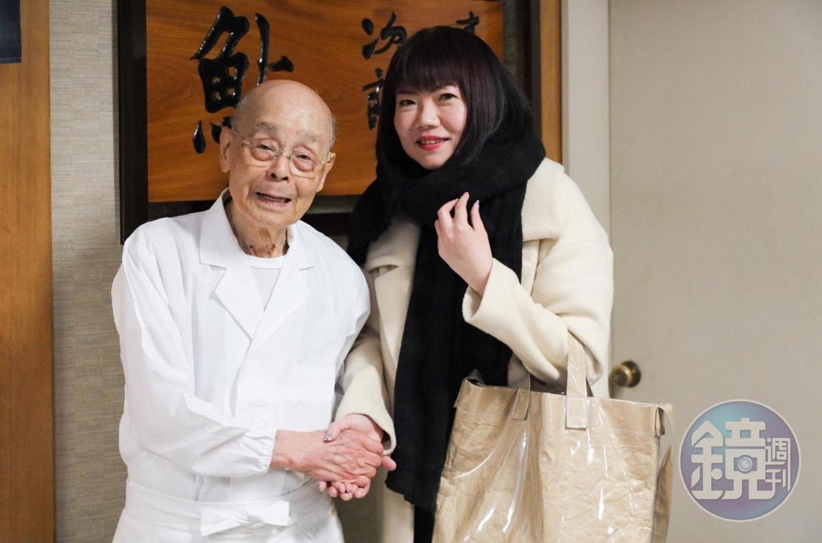 旅居日本多年的美食達人胡家雯（右），是吃過最多次「數寄屋橋次郎」的台灣人。