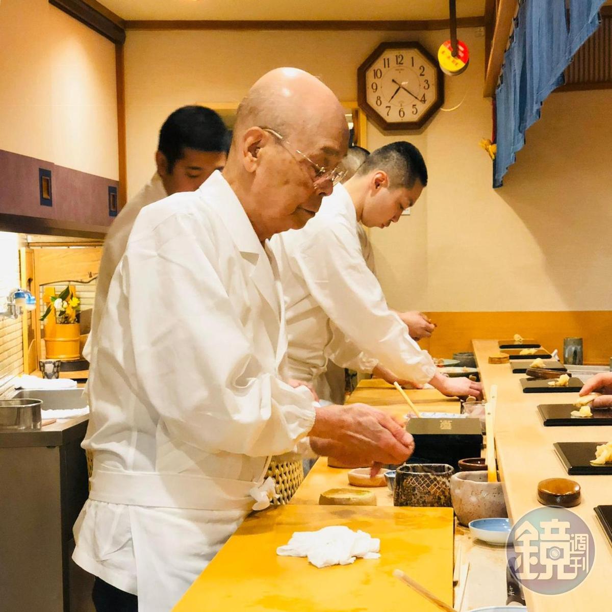 已高齡94歲的小野二郎至今依然每天在板前捏製壽司。