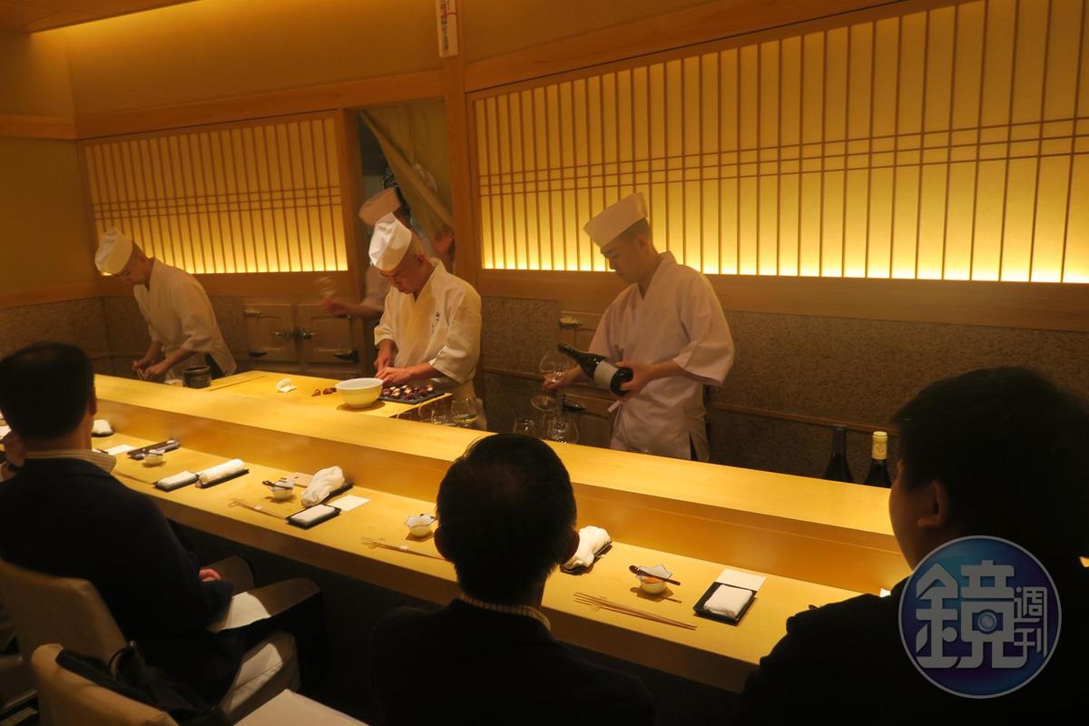 「齋藤壽司」是東京最小的壽司店，板前僅有8個位子。