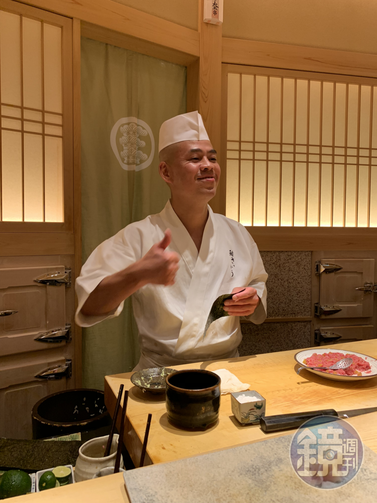 主廚齋藤孝司雖然嚴格卻很有幽默感，還會擺可愛POSE給客人拍。