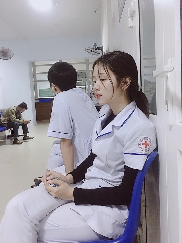 Dao Linh Chi因為一張醫院打盹照爆紅。（翻攝自Dao Linh Chi的Instagram）