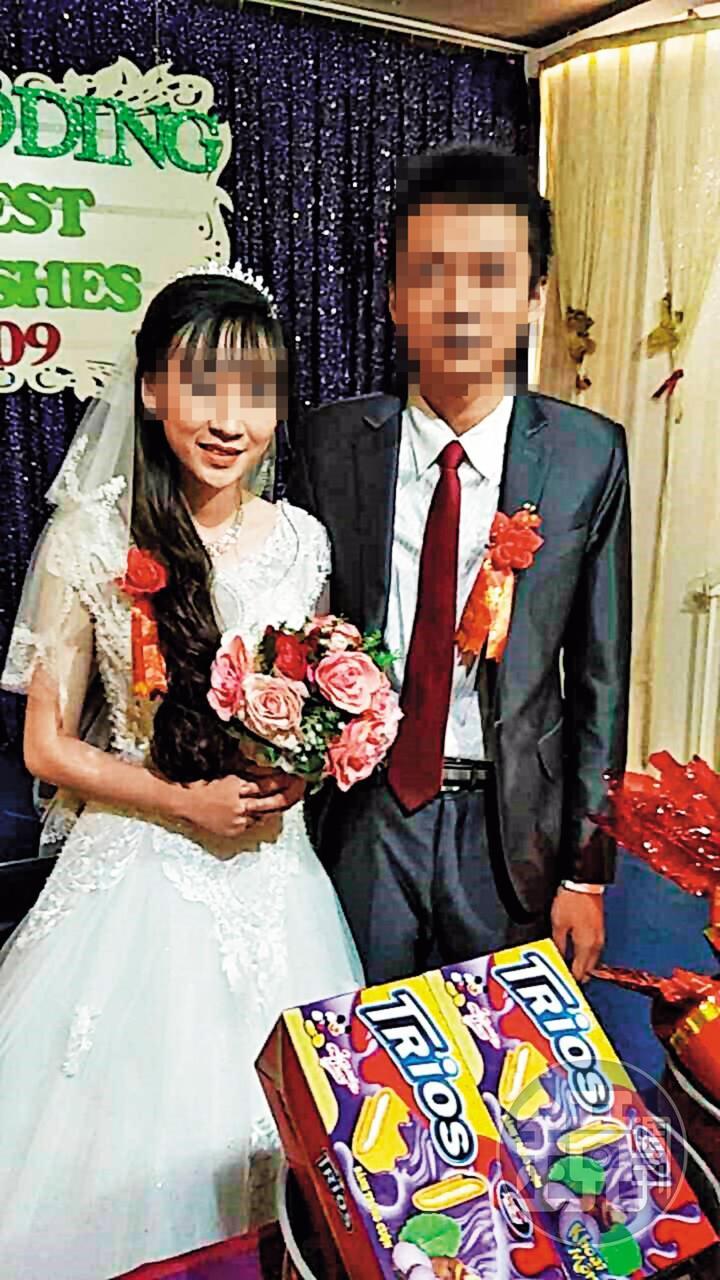 李先生（右）在越南開心舉辦婚禮、迎娶新娘。（讀者提供）