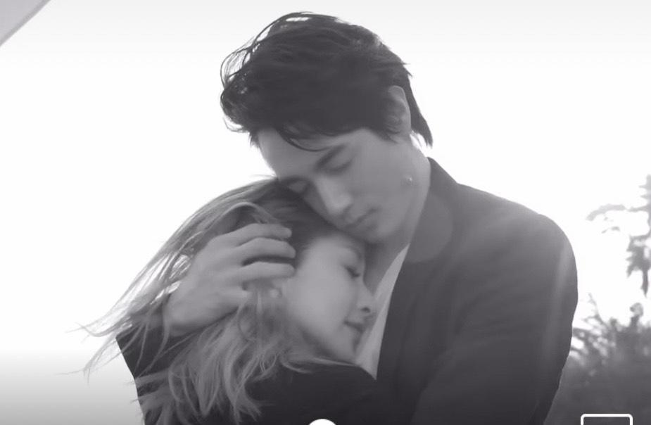 Elva蕭亞軒新歌〈當你和心跳一起出現〉MV預告片段，合體男友Justin黃皓。(圖∕翻攝蕭亞軒臉書)