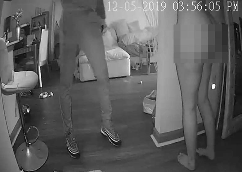 Danii Banks（右）家中被持槍竊賊闖入，當時正在裸睡的Danii Banks與歹徒正面對峙，過程全被監視器拍下。（翻攝自allusanewshub.com）