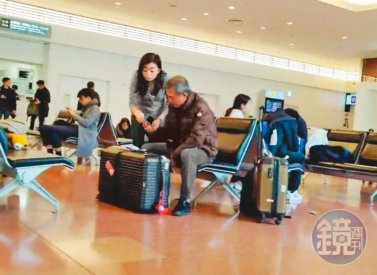 12/15 11：30 2人抵達日本東京羽田機場，出關後整理行李。