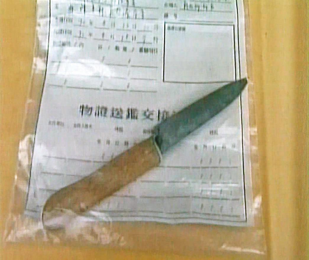 警方在凶手遺留的水果刀握柄上驗出皮屑DNA，成為破案關鍵。（東森新聞提供）