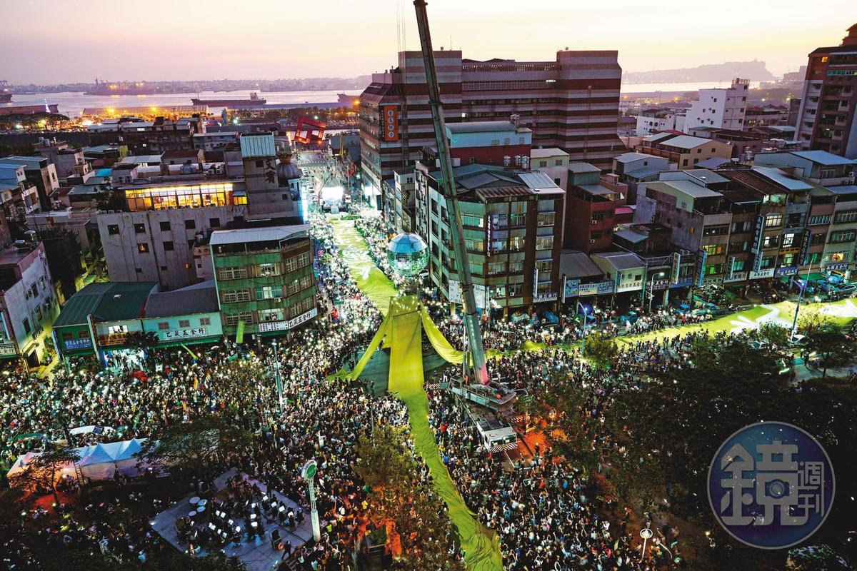 「wecare高雄」等公民團體去年底發動罷韓遊行，宣稱有50萬人參與。