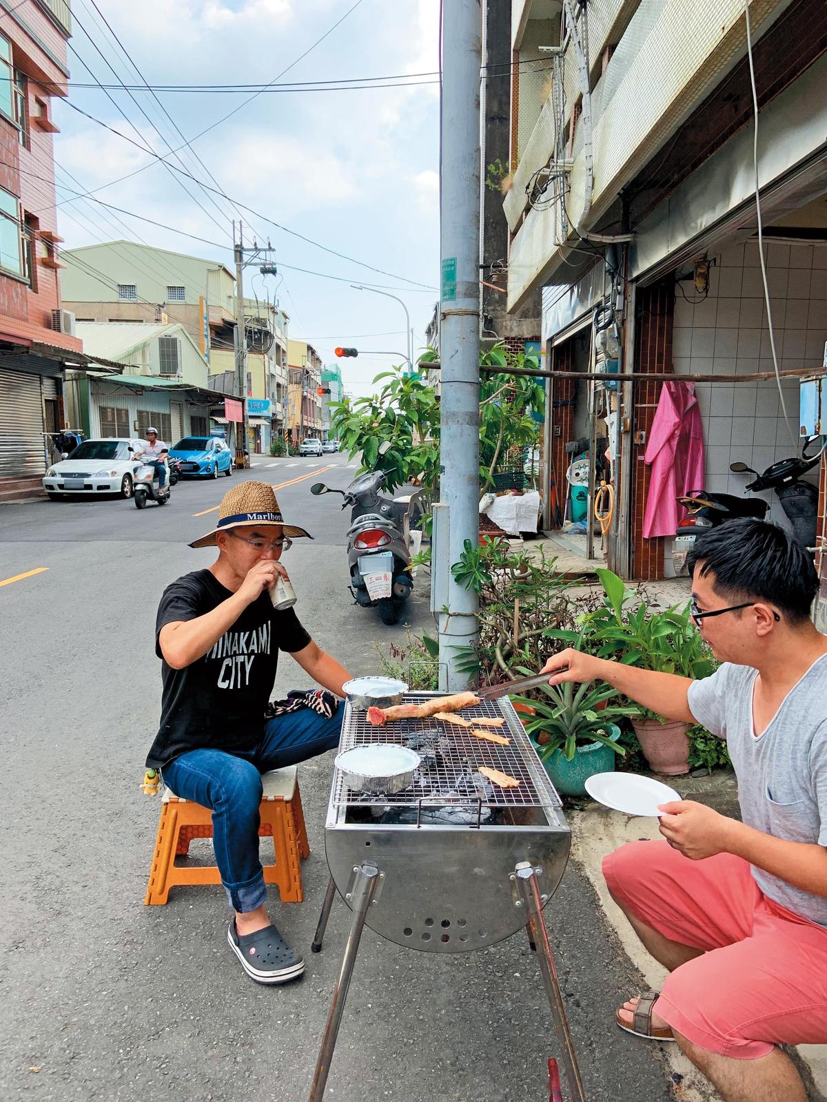 為了融入臺南，阿部真行（左）嘗遍各種美食，到處結識新朋友。