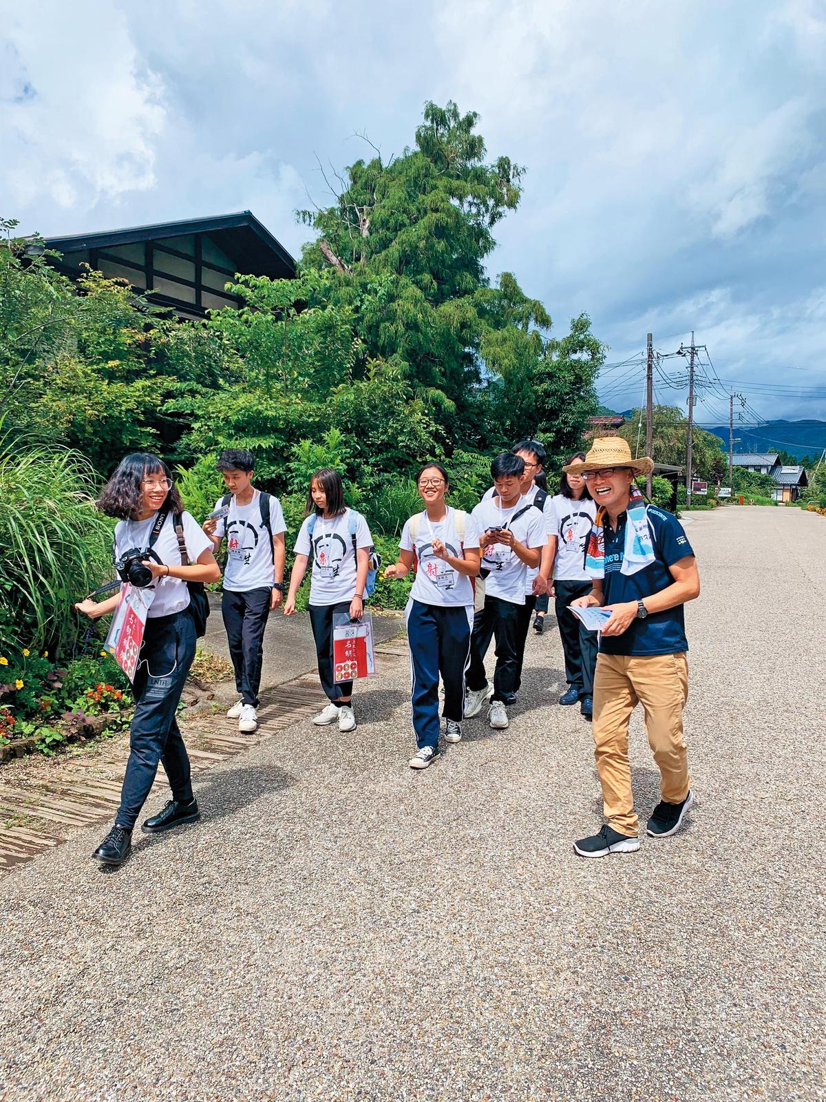 位於日本群馬縣山區的水上町，經過阿部真行（右）努力，現在每年造訪的臺灣人大幅增加。
