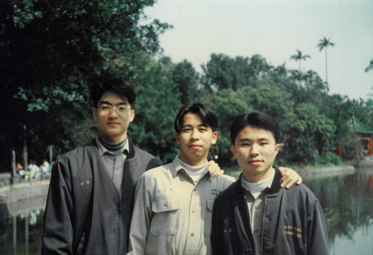 國民黨立委蔣萬安（左1）與準立委黃世杰（中）是建中同班同學，下屆立院將成為同事。（黃世杰提供）