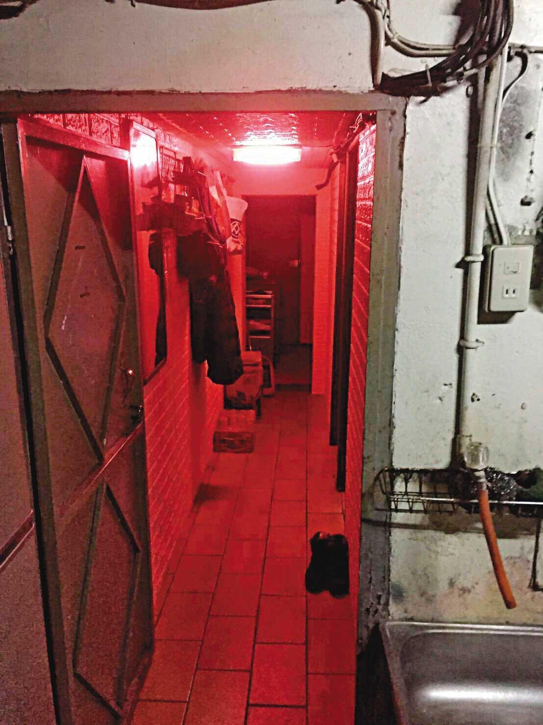 台南市東豐路的私娼寮位於違建鐵皮屋中，內部昏暗簡陋。（翻攝畫面）