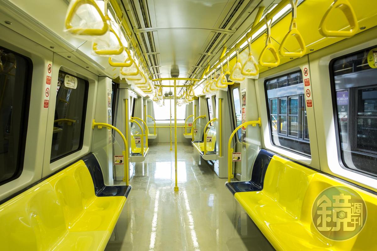 環狀線車廂比起文湖線列車要來得寬敞， 縱向擺設的座位維持至少1.1公尺寬的通道距離。