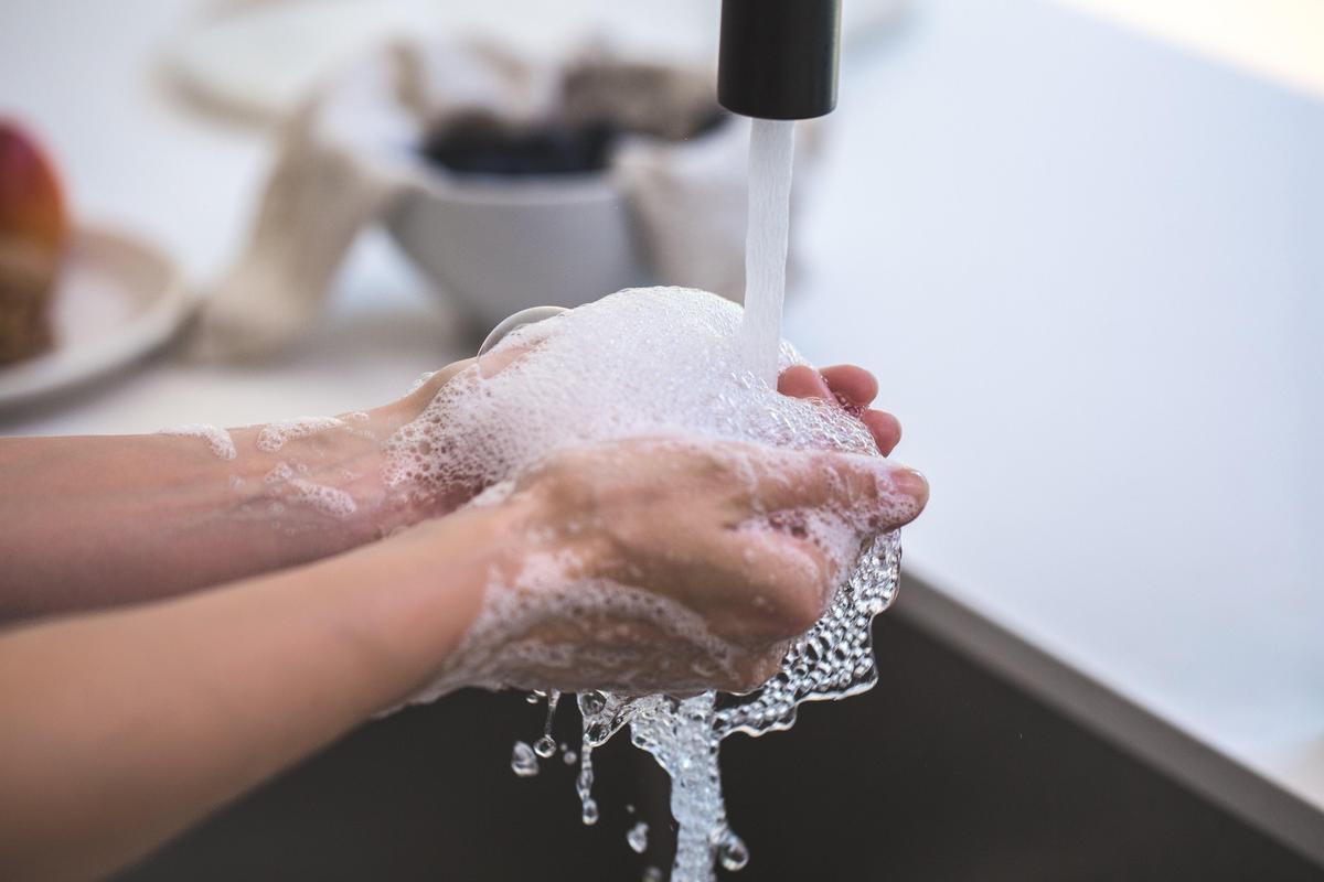 洗手一定要用肥皂徹底清潔，並在沒有洗手前，千萬不要碰觸臉、揉眼睛、接觸口鼻。（翻攝自pexels）