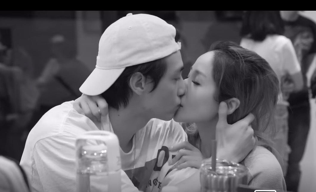 ELVA新歌〈當你和心跳一起出現〉MV，大方放送與男友黃皓甜蜜親吻。（翻攝自ELVA臉書）