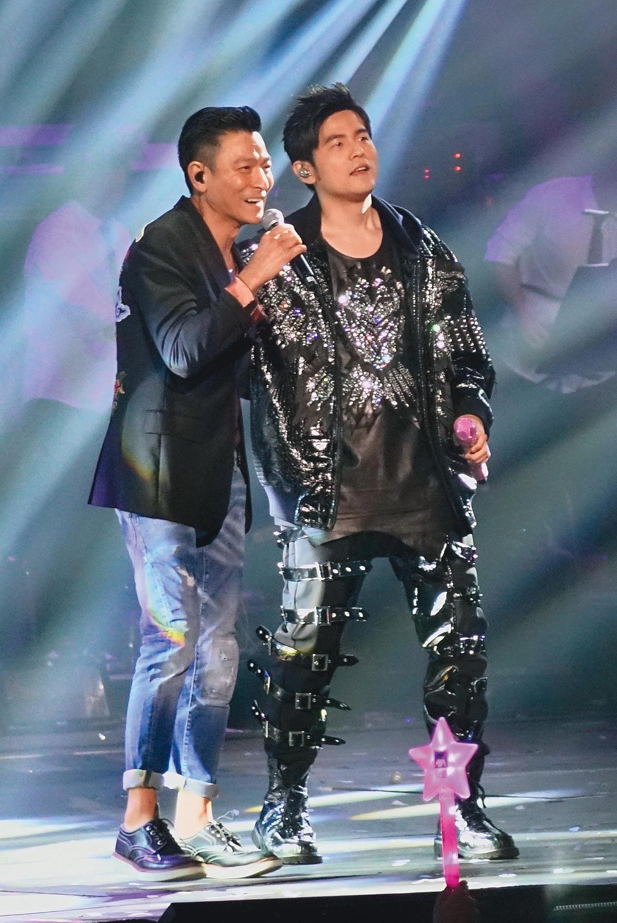 周杰倫（右）2年前在香港開演唱會，找來劉德華（左）當嘉賓，2大天王首度合唱〈忘情水〉嗨翻歌迷。（東方IC）