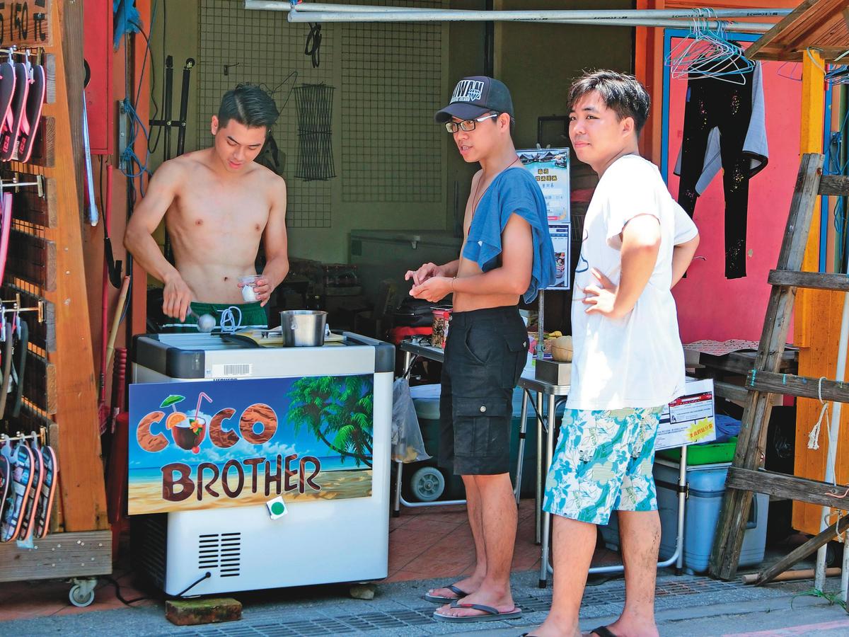 許博勳（左）曾到宜蘭烏石港邊擺攤，裸上身露出人魚線賣冰的照片曾在網路爆紅。（許博勳提供）