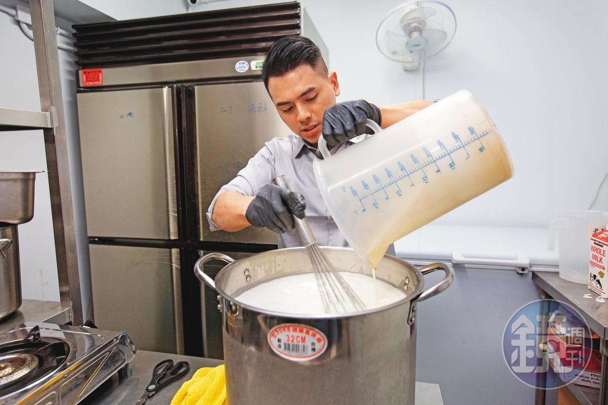 創業邁入第4年，許博勳製作店內的招牌椰子冰淇淋，仍不假他人之手。