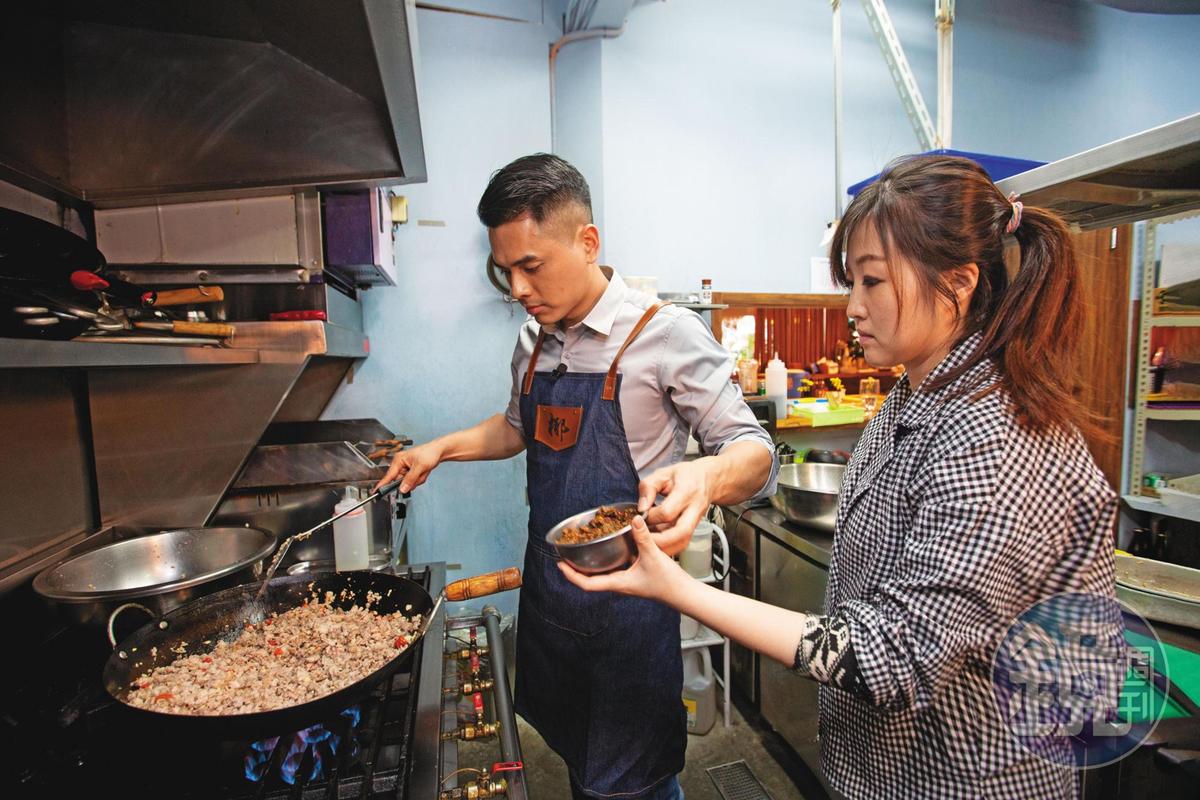 許博勳（左）料理打拋豬不用現成調味醬，以大量番茄、九層塔與魚露提出香氣，太太吳冠臻（右）是他創業路上的最佳助手。