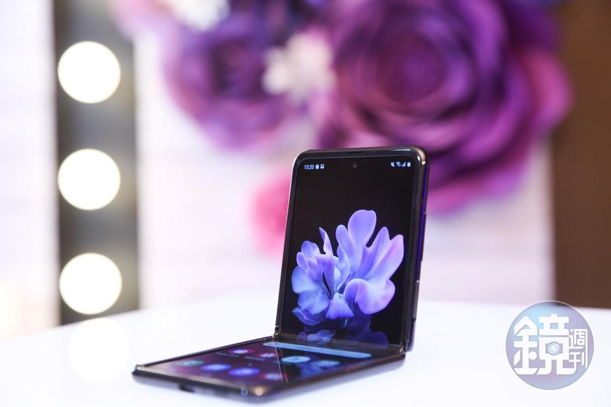 Galaxy Z Flip摺疊就像女孩拿的化妝粉餅盒一樣，充滿滿滿的少女心，打開後則是一台6.7吋的智慧型手機。