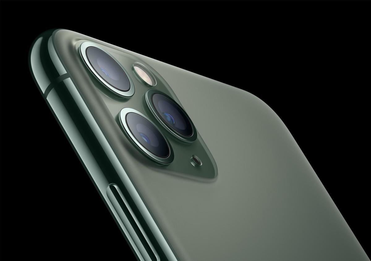 Apple_iPhone-11-Pro_Matte-Glass-Back_091019 影視產業有個潛規則是蘋果定的，壞人不能拿iPhone。（Apple提供）