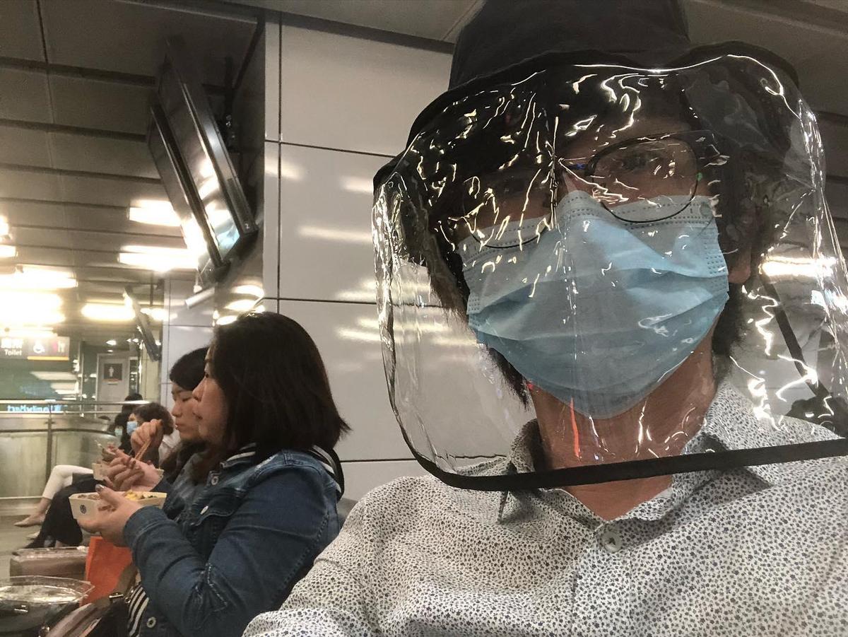 林隆璇近日現身嘉義高鐵站，超狂防疫裝備讓網友相當驚訝。（翻攝林隆璇臉書）