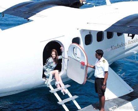 穿著時尚的陳喬恩，搭水上飛機到馬爾地夫工作。（翻攝自微博）