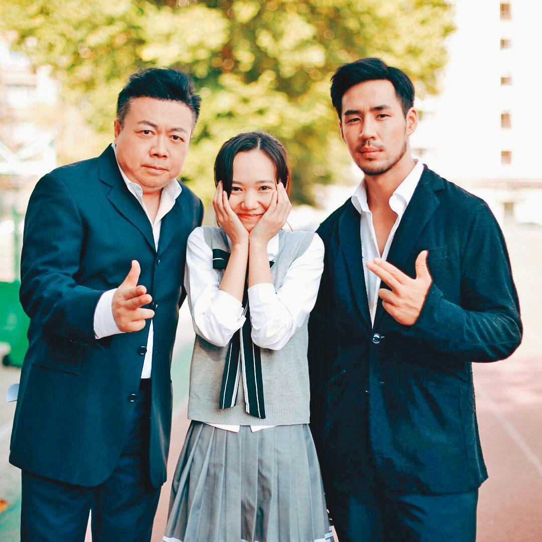 董至成（左）兩年前開始西進大陸，去年十月到武漢拍攝時，與劇中藝人合照。（翻攝自董至成微博）