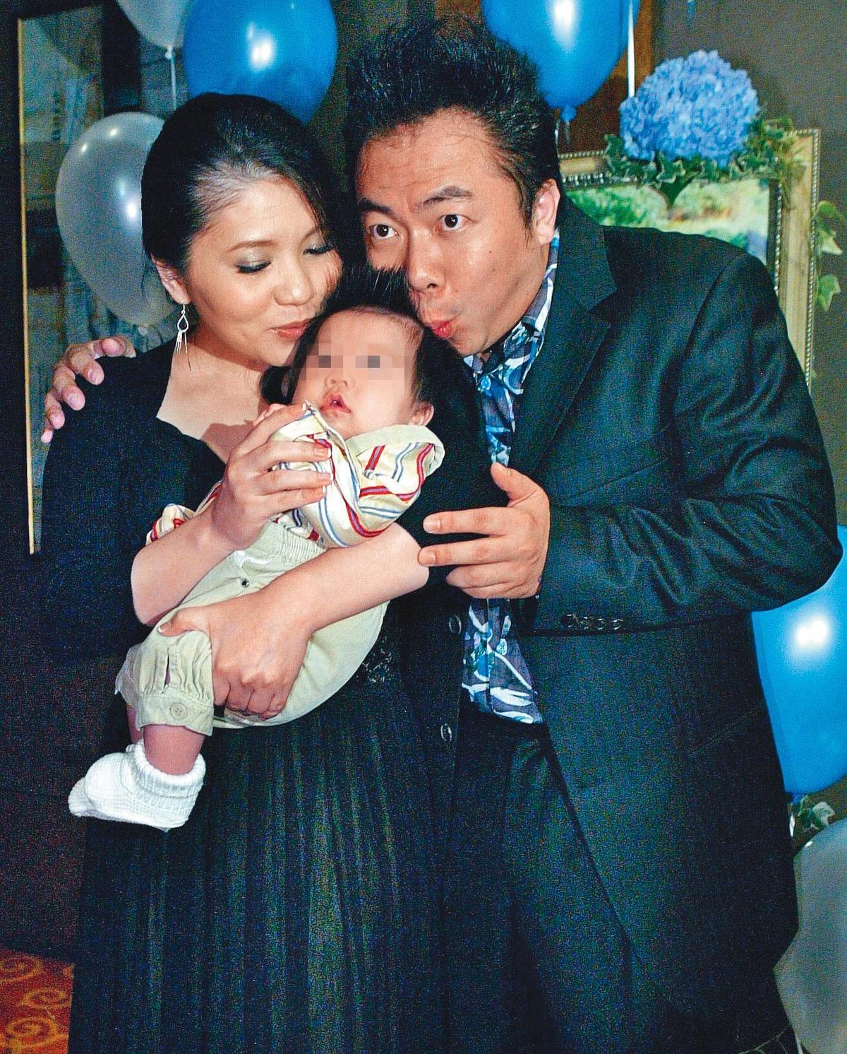董至成（右）與妻子羅若云（左）協議離婚中，他把兒子（中）撫養權交給妻子，自己則全心全意留在大陸發展。（東方IC）