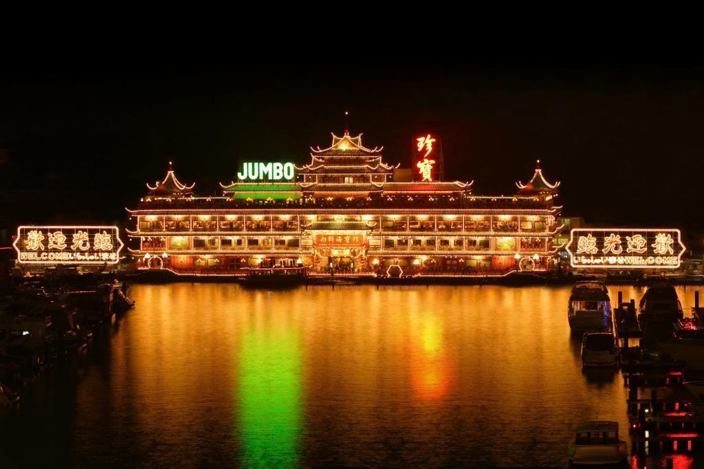  「珍寶海鮮舫」有「世界上最大的海上食府」美稱，吸引許多電影前來取景。（翻攝自Jumbo Kingdom臉書）