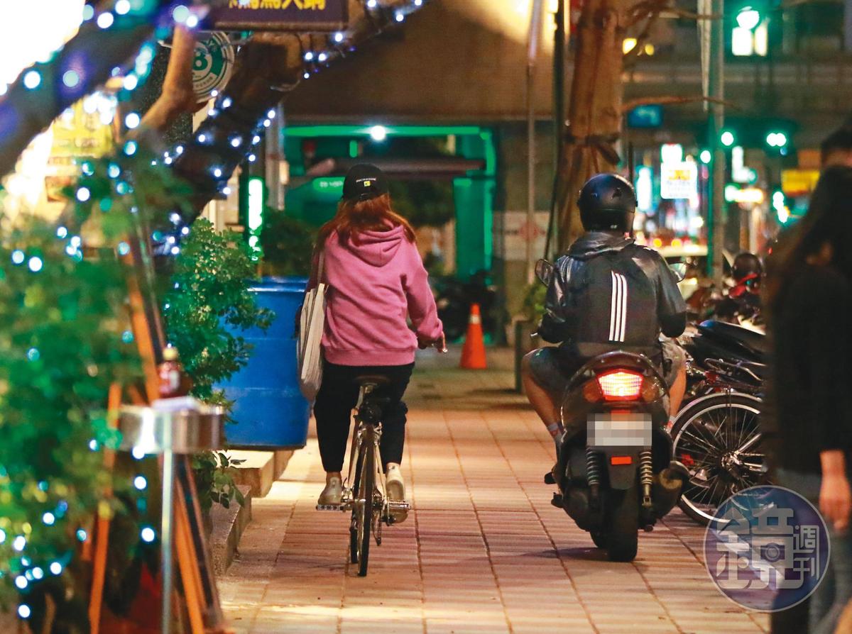 2月23日22：09宋芸樺騎腳踏車、男子則騎機車，兩人在人行道並行妨礙路人路權。