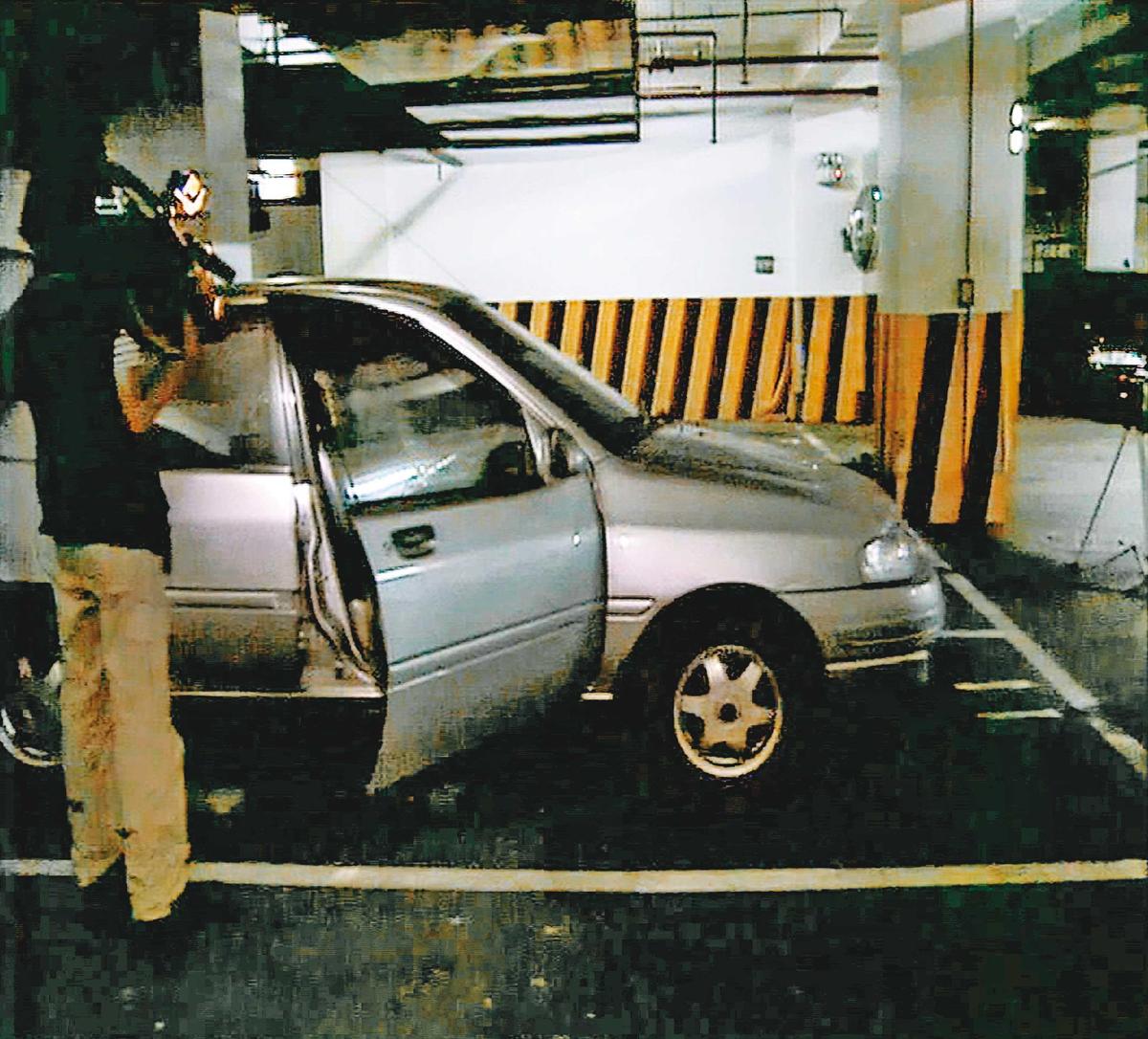 案發後，警方對李正位使用過的車輛進行採證。（東森新聞提供）