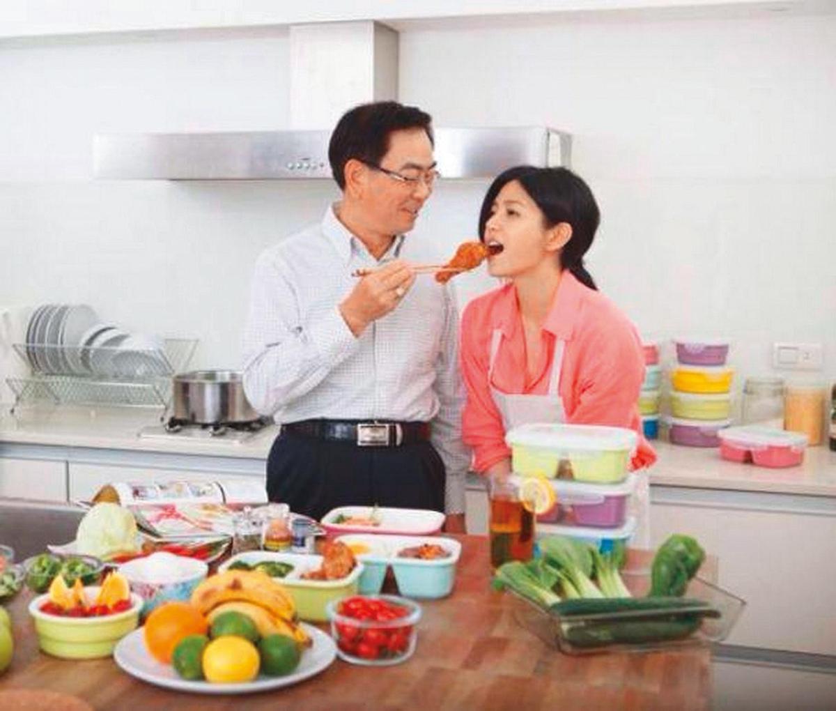 陳妍希跟爸爸陳欽榮感情很好，曾在臉書放上餵炸雞的親密照片。（翻攝自陳妍希臉書）