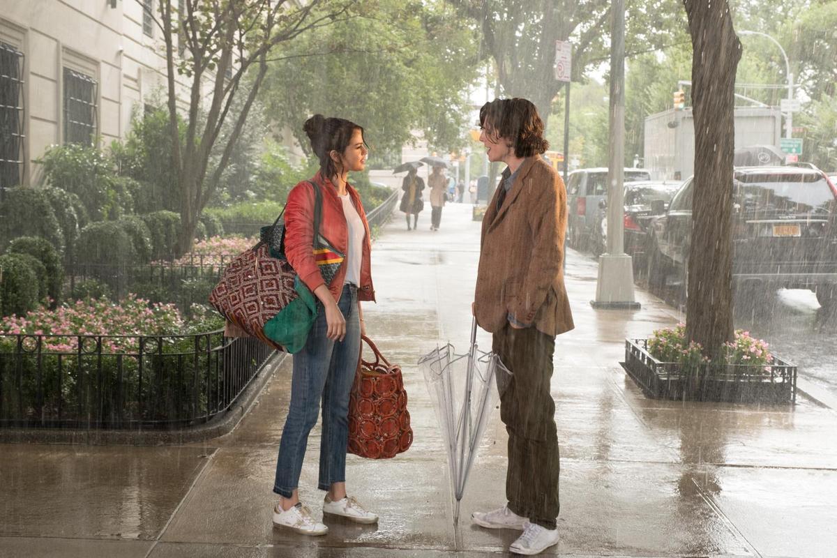 賽琳娜戈梅茲（左）在《雨天．紐約》的演出得到伍迪艾倫的稱讚。（甲上娛樂提供）