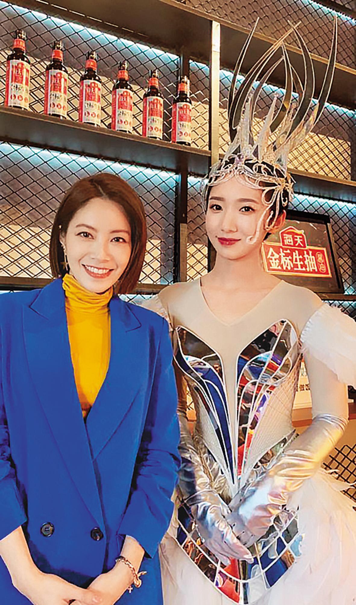 參加陸綜《蒙面唱將猜猜猜》時，徐懷鈺（左）化身為「泡面差一點都不行」的女歌手。右為孟美歧。