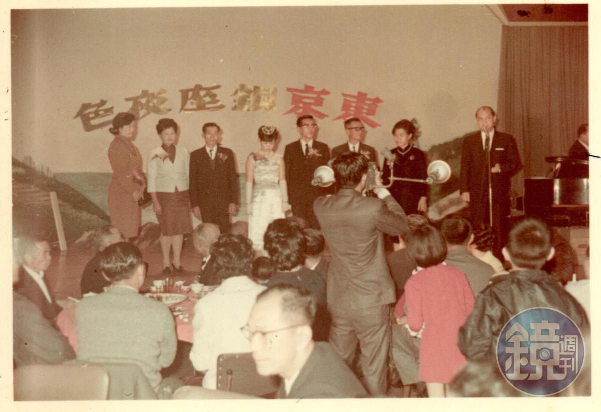 第三代顏盧錦瓶（台上左4）與先生顏景修（台上右4）結婚時宴客100多桌，嫁得風光。（顏新發提供）
