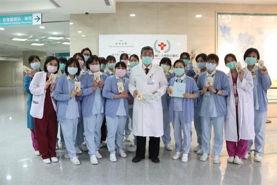 林志玲捐贈輔大醫院1,000瓶滴雞精，鼓勵第一線防疫人員。（輔大醫院提供）