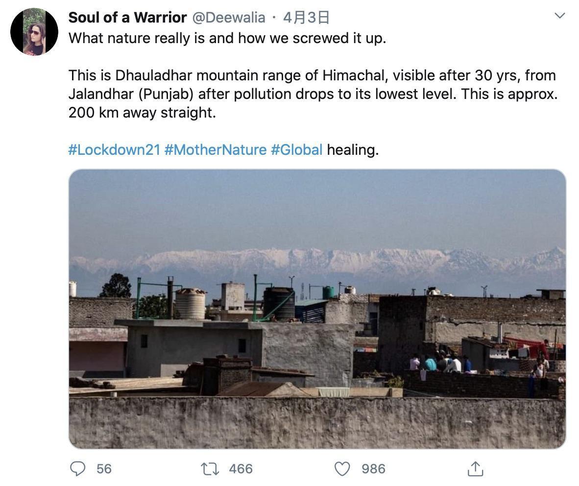 許多印度北部民眾紛紛貼出風景照，表示在全境封鎖後能夠直接以肉眼見到喜馬拉雅山的壯麗美景。（翻攝推特）
