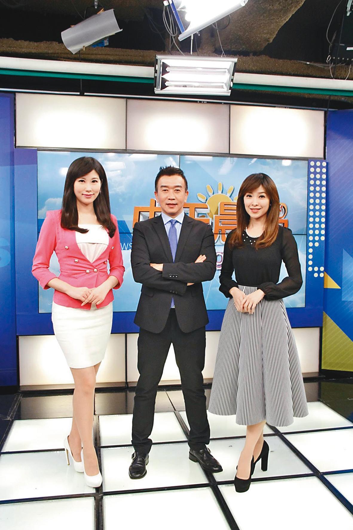 張雅婷（右）與資深主播胡志成（中）、劉盈秀（左）攜手搭檔播報晨間新聞。（中天提供）