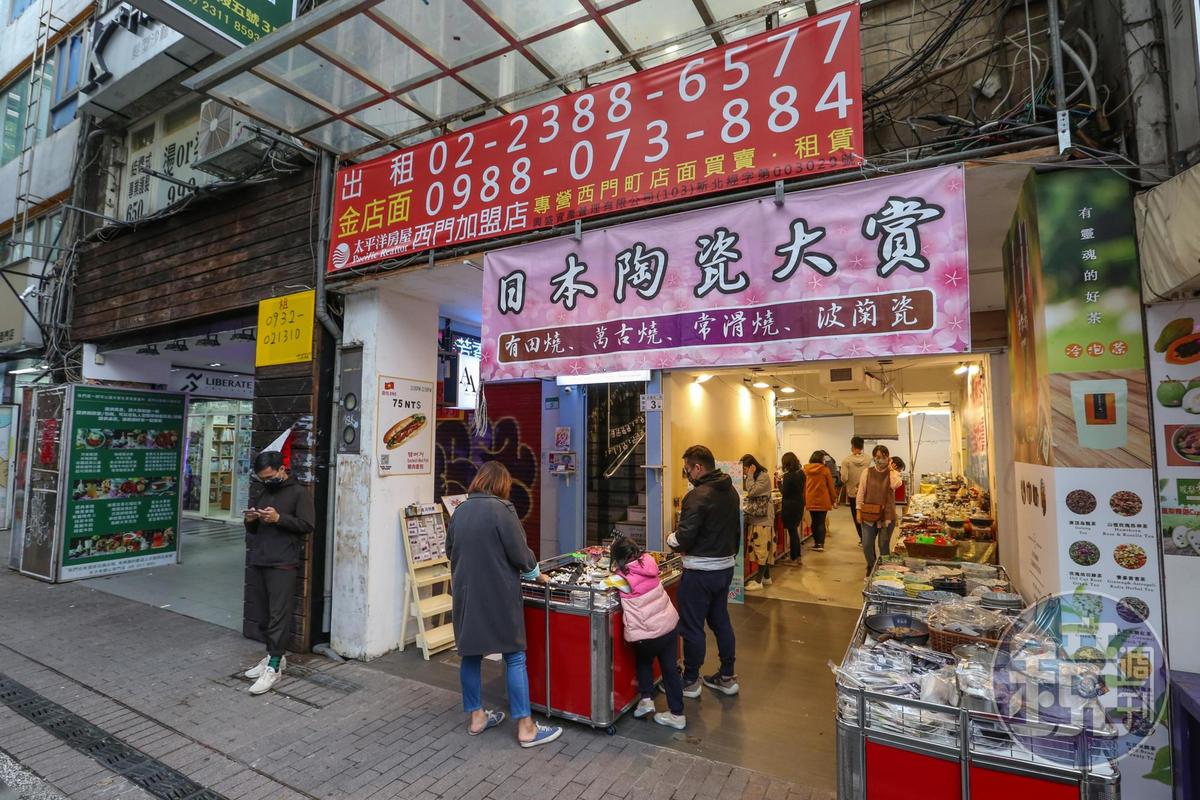 武昌街上的碗盤特賣會，其實也是承接不久前才退租的伴手禮業者空店。