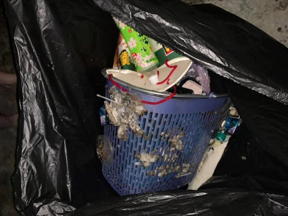 無良租客在退租前竟把堆積在地下室的廢棄物全部倒入水塔。（翻攝爆料公社）
