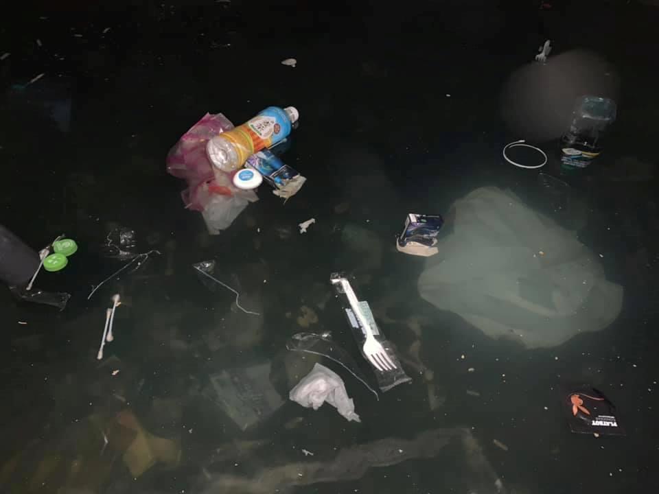 水塔經過打後還有部分垃圾在漂浮在水面上。（翻攝爆料公社）