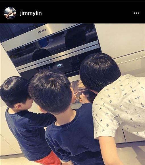 3個兒子一起在烤箱前等待，爸爸當然要捕捉這一刻。（翻攝自林志穎IG）