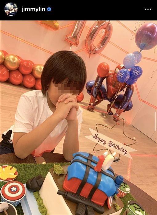 去年Kimi過10歲生日，也算露出了半正臉照。（翻攝自林志穎IG）
