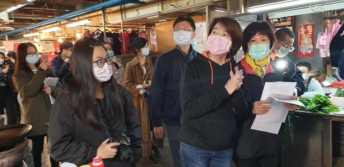 台北市副市長黃珊珊本月12日抱病到市場視察，傳出當晚她就住院。（翻攝黃珊珊臉書）