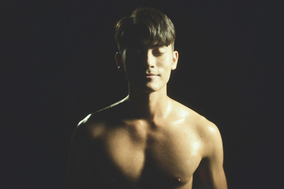 飾演「阿榮」的徐愷為了拍這支廣告，還特別自備健身器材，操練大胸肌。（答人文創提供）