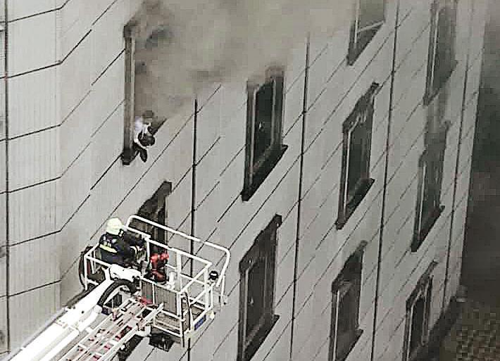 錢櫃KTV林森店26日發生大火，受困者攀窗呼救。（翻攝臉書）