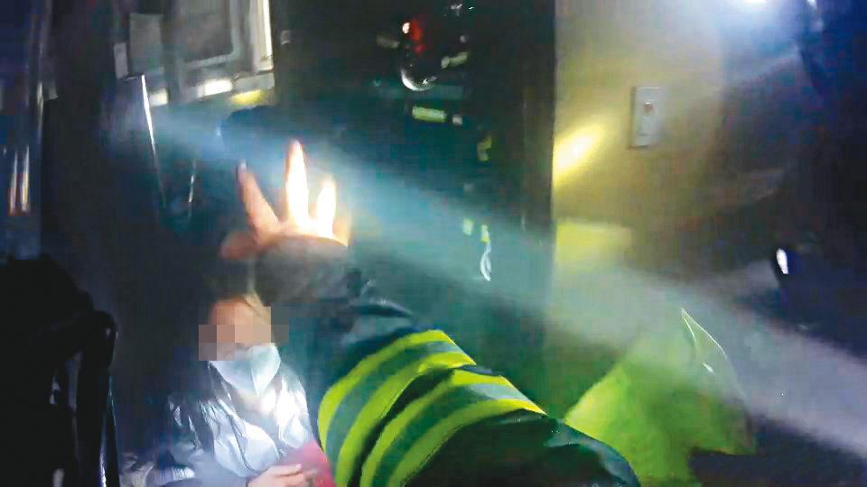 消防隊員逐層搜救，在包廂內發現多名受困的消費者。（台北市消防局提供）